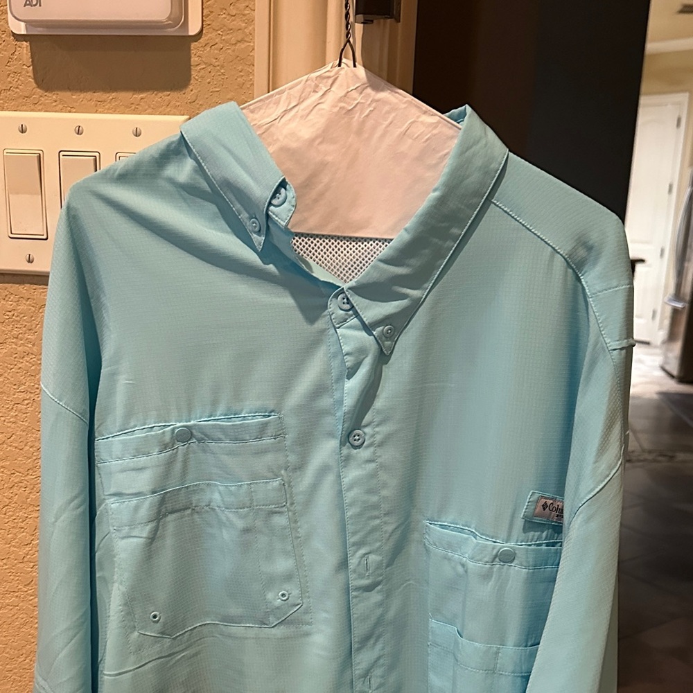 Columbia Men's Light Blue Teal Casual Button Down Fishing Shirt